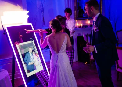 Photobooth miroir en mariage avec invités en interaction devant l’écran tactile lumineux