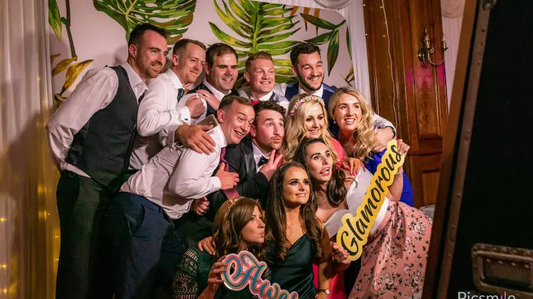 Animation photobooth mariage à Lens : groupe d’invités créant des souvenirs avec impressions photo instantanées – Picsmile.