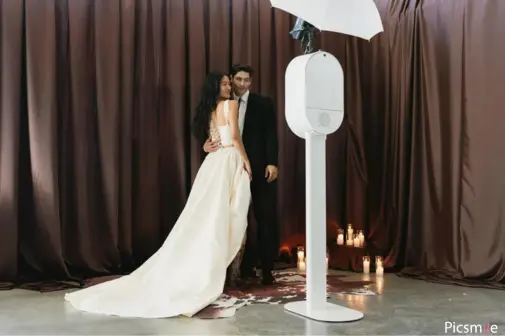 Photobooth mariage à Lille avec couple de mariés utilisant une borne photo Picsmile