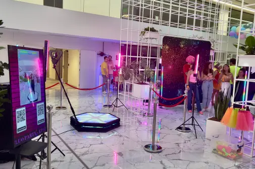 Activation photobooth événementiel à Lens avec miroir photobooth et décor lumineux pour animation marketing
