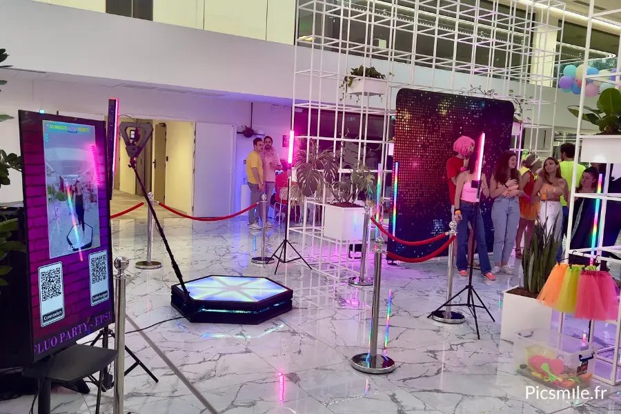 photobooth-activation-marque-evenement-marketing-lille.webp Installation photobooth 360 avec écran TV et QR code lors d’un événement marketing à Lille.
