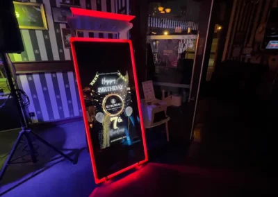 Photobooth miroir avec écran personnalisé pour anniversaire et éclairage LED rouge