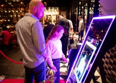 Photobooth miroir interactif avec écran tactile lors d’un événement.