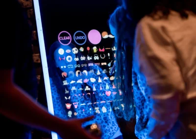 Personnalisation de photo sur photobooth miroir avec stickers et écran tactile interactif