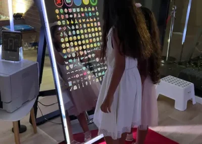 Photobooth miroir avec personnalisation d’emojis et stickers par les invités lors d’un événement