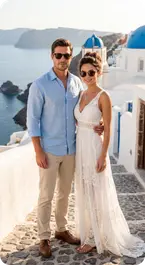photobooth-ia-voyage-destination-picsmile.webp Photobooth IA destination voyage avec couple en tenue estivale dans un décor type Santorin lors d’un événement Picsmile