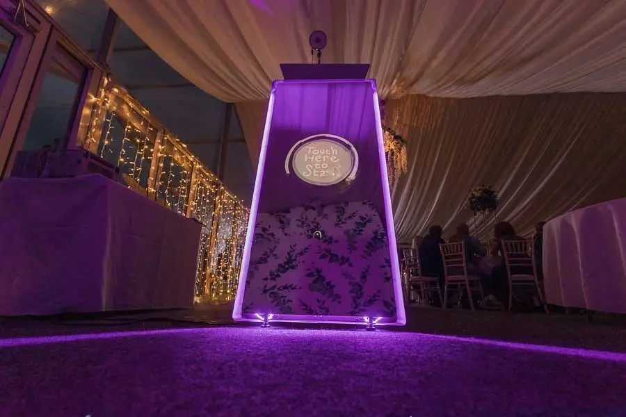 Miroir Photobooth Premium – Animation Mariage Interactive Photobooth événementiel moderne avec écran tactile utilisé par des invités lors d'une soirée privée ou d'un événement d'entreprise.