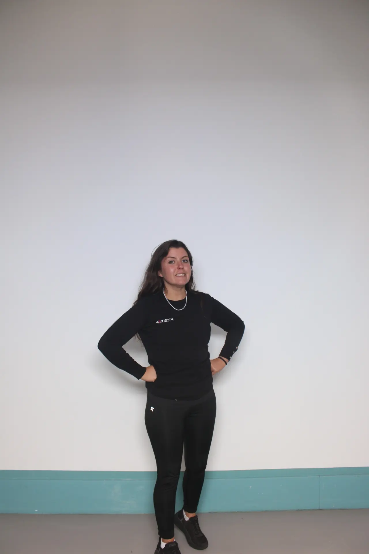 Photo de référence avant transformation IA – Animation Photobooth Photo originale d'une participante réalisée avec un photobooth IA avant génération d'un univers personnalisé par intelligence artificielle.