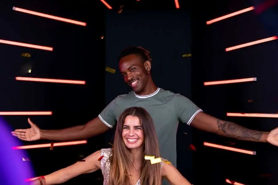 Couple prenant la pose dans un Photobooth Vogue avec tunnel lumineux LED lors d'un événement